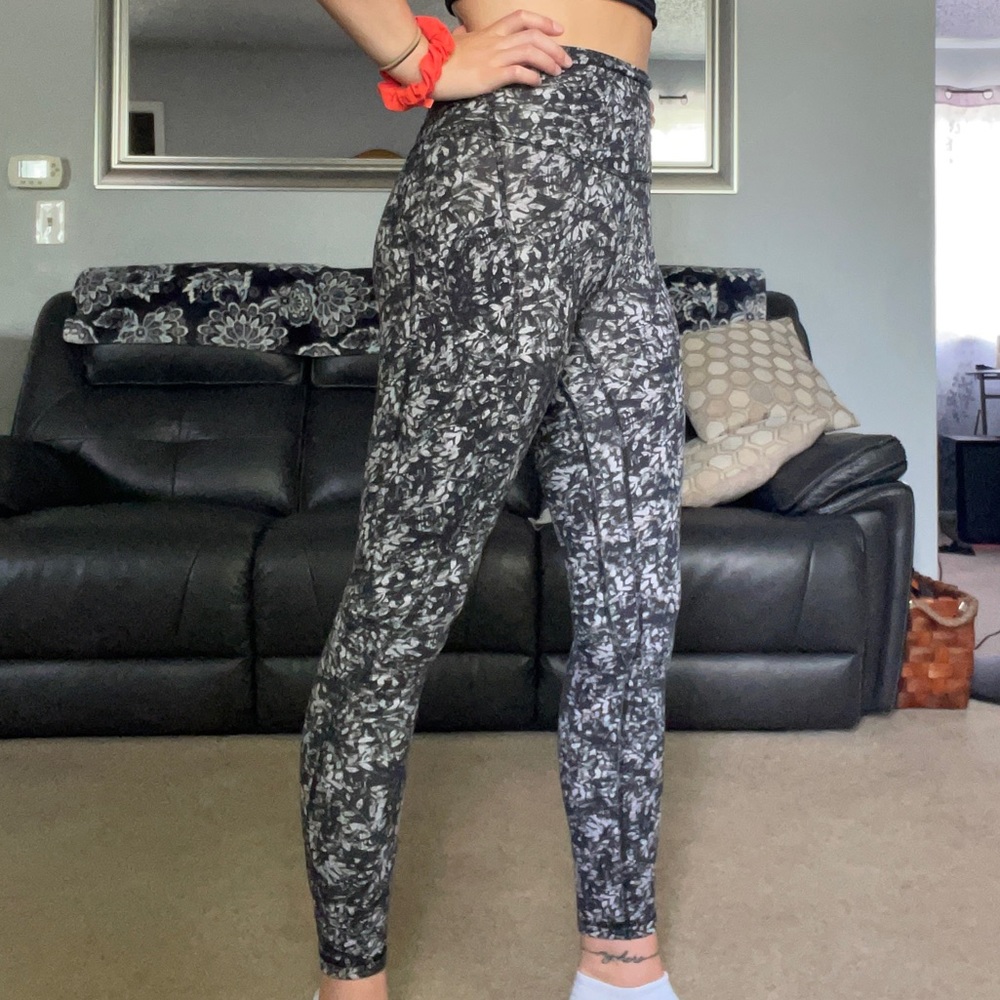 Lululemon 25” Size 2 Align leggings with pockets